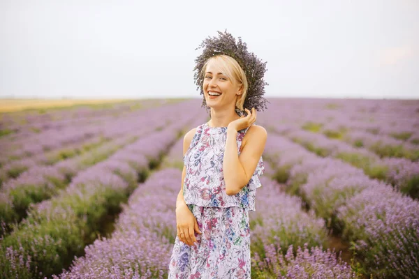Lavanta tarlasında poz başında çiçek çelenk ile mutlu, fotoğraf