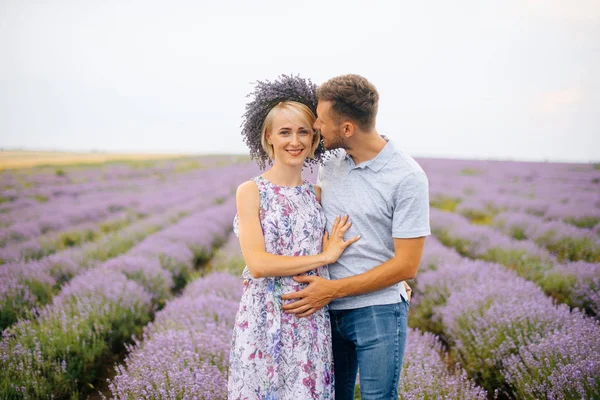 Bir lavanta alanında duran yakışıklı bir çift fotoğraf, o onu öpüyor 