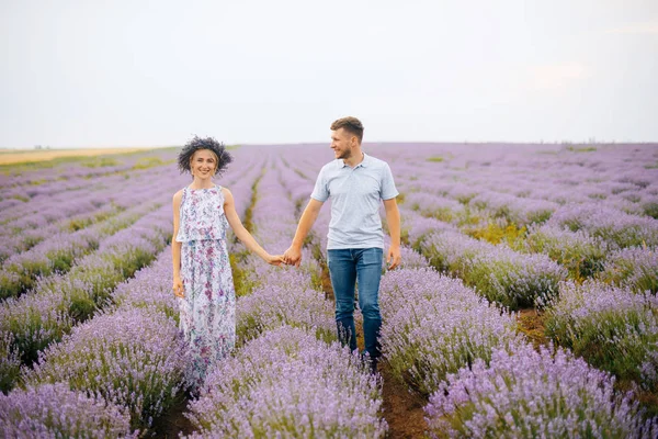 Lavanta alanı, çift poz ve el ele tutuşarak, Fotoğraf kavramı 