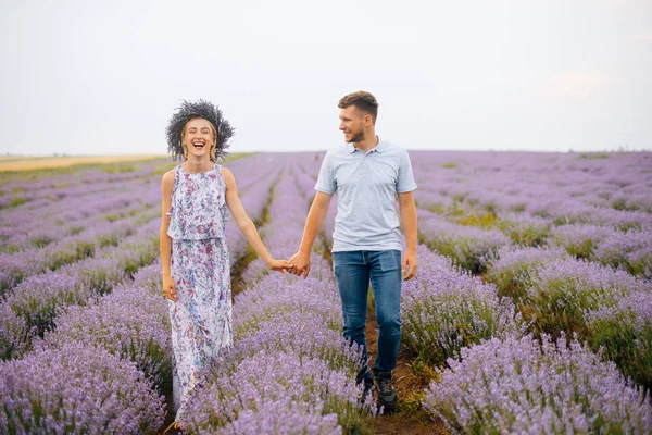 Foto Una Hermosa Pareja Campo Lavanda Tomados Mano Riendo — Foto de Stock