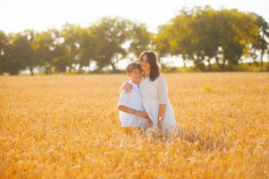 Yakışıklı oğlu poz ve bir whea annesi ile sarılma fotoğrafı