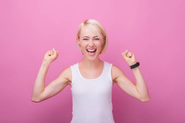 Kazanan kadın, sarışın genç bir kadın, çığlık ve clebrating zekâ