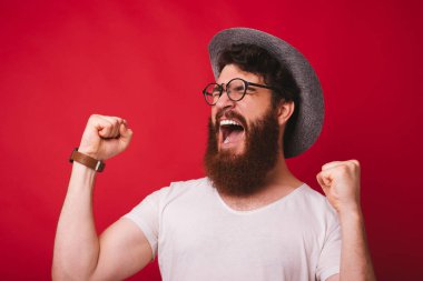 Sakallı adam fotoğrafı, kutluyor ve izole re üzerinde çığlık