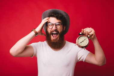 Gözlük ve şapka sinirli sakallı adam, bir vintage clo tutan