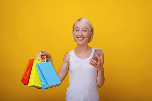 Shopping-Konzept, eine glückliche junge Frau, ist stolz auf ihr Online-Angebot — Stockfoto