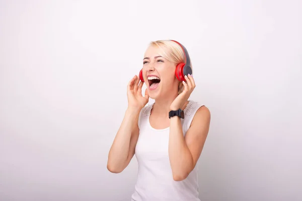 Foto de mulher loira animado, ouvindo música na headphnes, sta — Fotografia de Stock