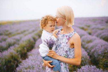 Genç Anne, lavanta alanının ortasında oğlunu saklıyor.