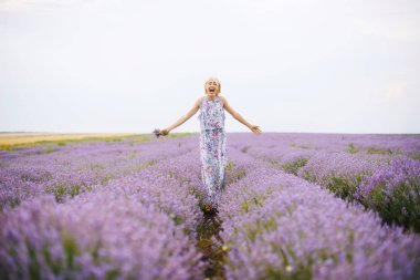 Lavanta alan gülümseyen ortasında genç bir kadın.
