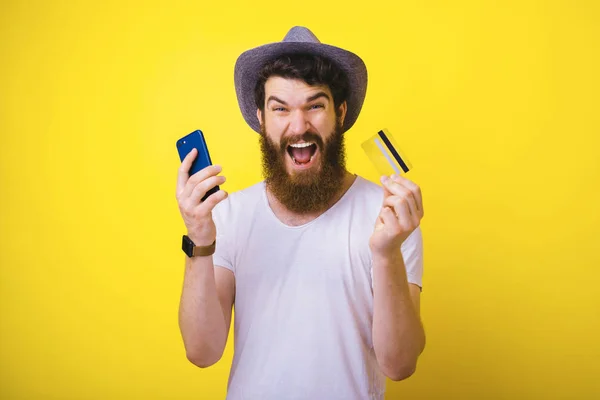 兴奋的胡子嬉皮士男子拿着智能手机和y的肖像 — 图库照片