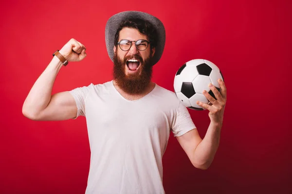 Portret szczęśliwego mężczyzny z brodą trzymania piłki nożnej i elebracja — Zdjęcie stockowe