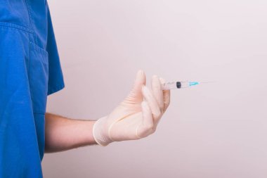Şırınga kullanan bir doktor. Tıbbi, immünizasyon ve aşılama Co