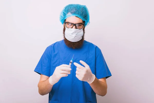 Un médico usando jeringa. Médico, inmunización y vacunación co — Foto de Stock