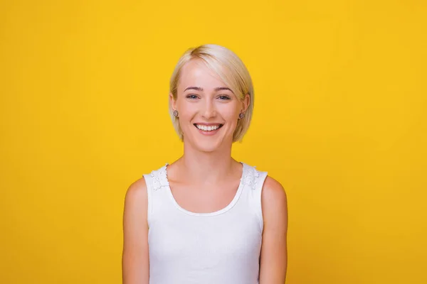 Retrato de alegre joven feliz en camiseta blanca de pie — Foto de Stock