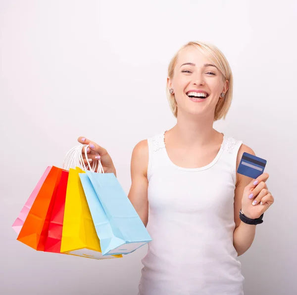 Φωτογραφία της ικανοποιημένοι ευτυχισμένη γυναίκα που κατέχουν πιστωτική κάρτα και πολύχρωμα — Φωτογραφία Αρχείου