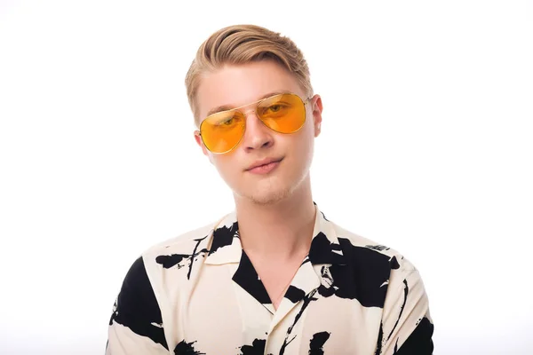 Portré fiatal férfi sárga napszemüveg nézi a jött — Stock Fotó