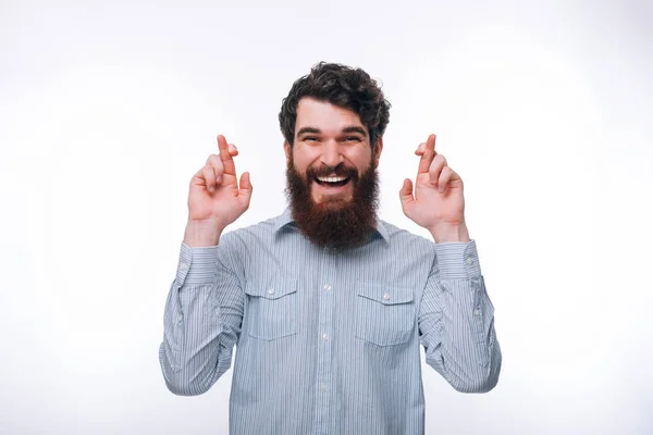 Portréja mosolygó ember keresztbe ujjak állva fehér — Stock Fotó