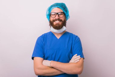 Yakışıklı gülümseyen genç doktor cerrah bir portre