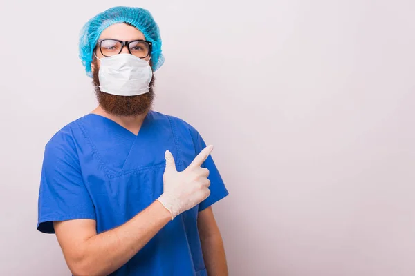 Ritratto di medico chirurgo in maschera con occhiali e pointi — Foto Stock