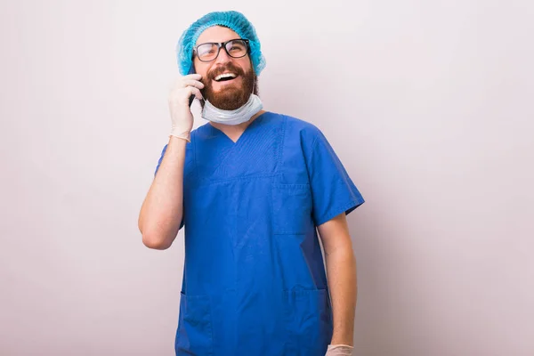 Ritratto di allegro medico sorridente che parla al telefono vicino a wh — Foto Stock
