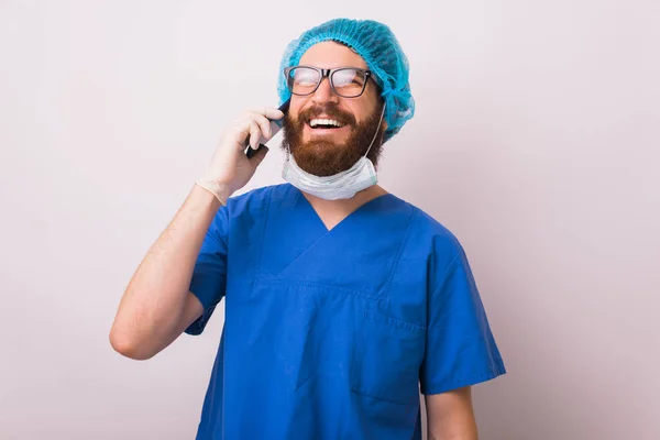 Ritratto ravvicinato di giovane medico sorridente che indossa occhiali da vista e — Foto Stock