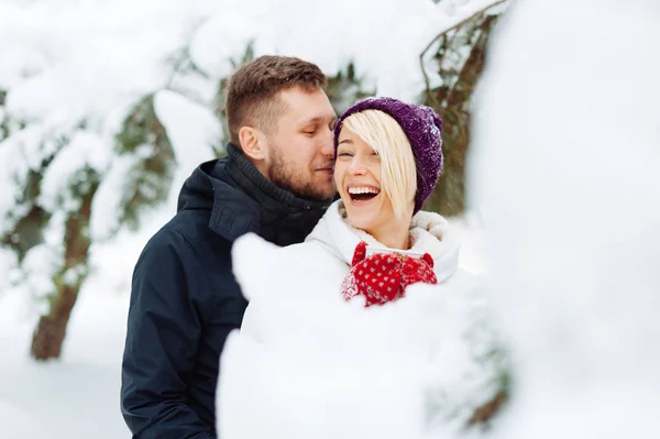 Fotó egy aranyos pár, miután időt a téli séta, átölelve egy — Stock Fotó