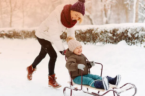 Foto eines kleinen Jungen, der die Zeit genießt und Spaß mit seiner Mutter hat — Stockfoto