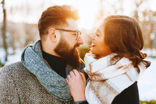 Foto de casal bonito, aproveitando o tempo juntos, tempo de caminhada , — Fotografia de Stock