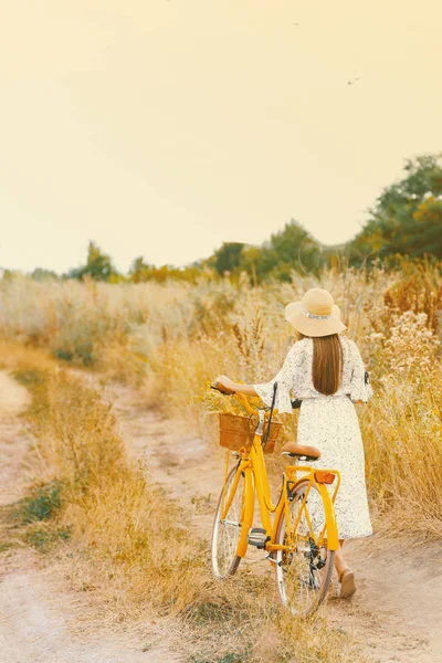 Vista trasera de mujer joven con bicicleta retro — Foto de Stock