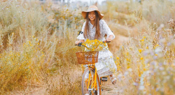 Foto de la joven alegre sonriente montar en bicicleta en la naturaleza — Foto de Stock