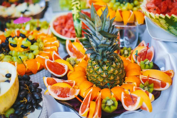 Foto di tavolo pieno di frutta tropicale tagliata a fette — Foto Stock