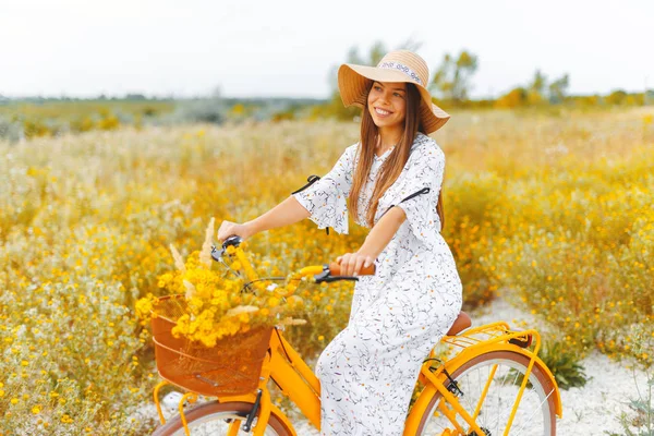 Foto de mujer joven, con vestido vintage, y un sombrero, montando un — Foto de Stock