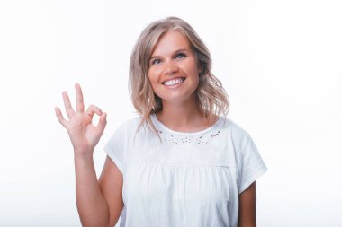 Jest kavramı. Genç kadının fotoğrafı, camer'de ok jestyapıyor