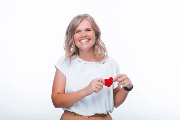 Foto feliz de la mujer, sosteniendo un poco de corazón sobre el pecho, y smi — Foto de Stock