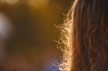 Güneşin arkasındaki uzun saçların yakın çekimi