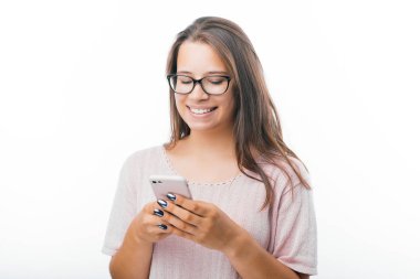Beyaz arka plan üzerinde akıllı telefonunu kullanan neşeli gülümseyen kadının portresi