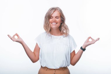 Jest kavramı, kapalı gözlü yakışıklı genç kadın, z yapıyor