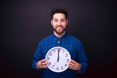 Beyaz duvar izle tutan neşeli genç mutlu adam