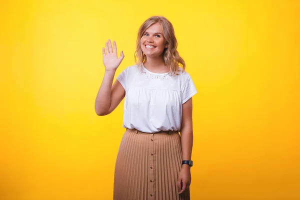 Foto de una hermosa joven diciendo Hola, gesto de saludo —  Fotos de Stock