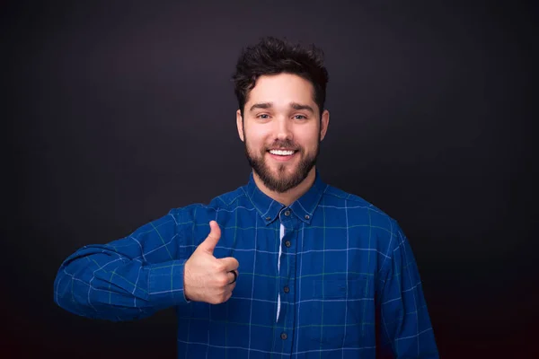 Foto do homem sorridente em camisa azul mostrando polegares para cima — Fotografia de Stock