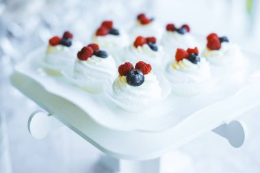 Ahududu ile parti için taze tatlılar