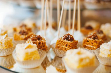 Tabakta şeker çubuğu tatlıları. Düğün tatlıları.