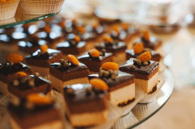 Cam tepsiüzerinde tatlı çikolata şeker çubuğu. Düğün tatlıları.