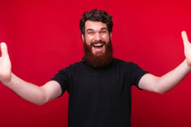 Seni görmek güzel, şaşkın sakallı adam sana sarılmaya hazır.