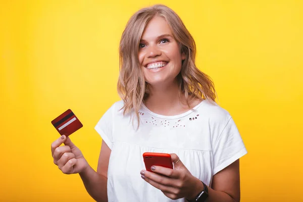 Mutlu ve güzel genç kadın bir şey online satın alma, kredi kartı web bankacılığı — Stok fotoğraf