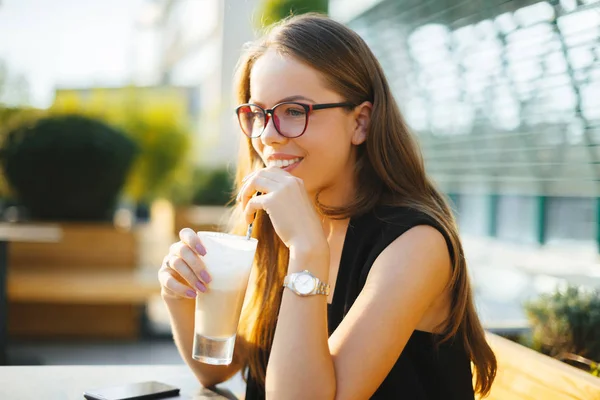 Beautiful young woman drinking Iced Coffee Latte outdoor in a su — Stock Photo, Image