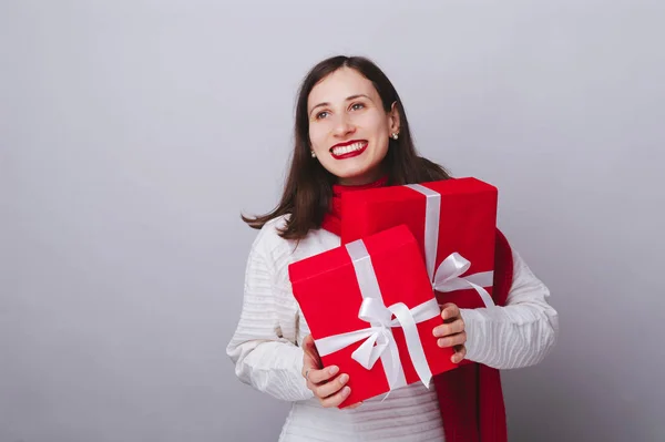 Foto de una mujer hermosa sosteniendo regalos para vacaciones maravillosas, gratis — Foto de Stock