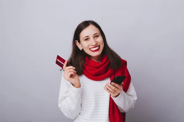 Foto de jovem sorridente em roupas de inverno segurando smartphon — Fotografia de Stock