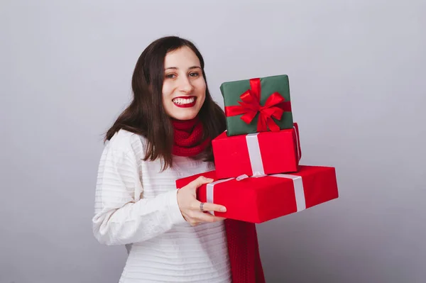 Foto der schönen Frau mit Geschenken für schönere Feiertage, kostenlos — Stockfoto