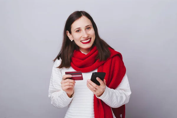 Foto de jovem mulher sorrindo olhando para a câmera e segurando s — Fotografia de Stock