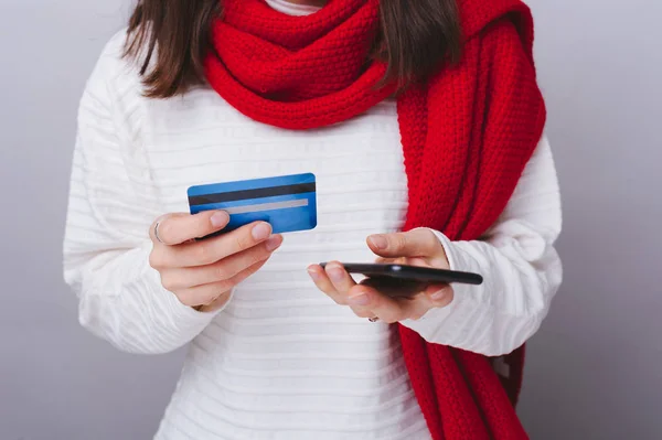 Mavi kredi kartı ve akıllı telefonun fotoğrafını kapatın — Stok fotoğraf